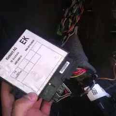 Gdzie jest sterownik centralnego zamka Vectra C? Oto prosta lokalizacja