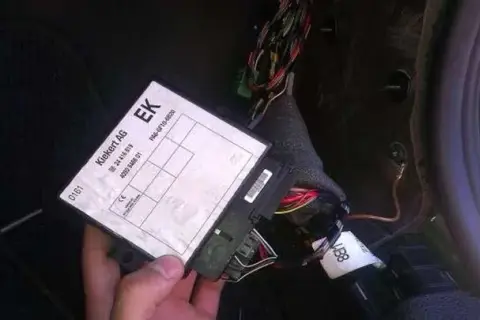 Gdzie jest sterownik centralnego zamka Vectra C? Oto prosta lokalizacja