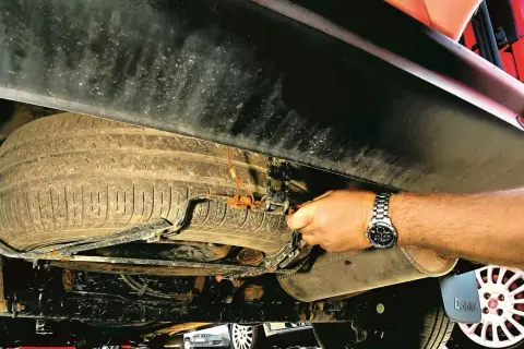 Jak wyjąć koło zapasowe peugeot 5008 - uniknij problemów na drodze