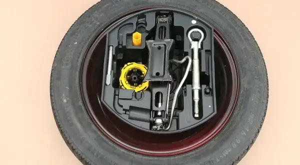 Jak wyjąć koło zapasowe w Peugeot 308 SW - uniknij problemów z wymianą