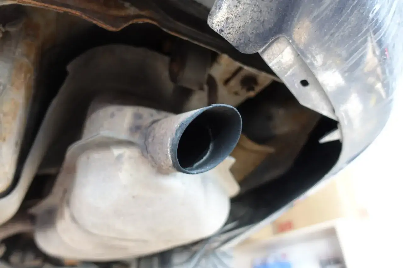 Widok od spodu samochodu na rurę wydechową i tłumik. Czy to DPF? Co to jest DPF?